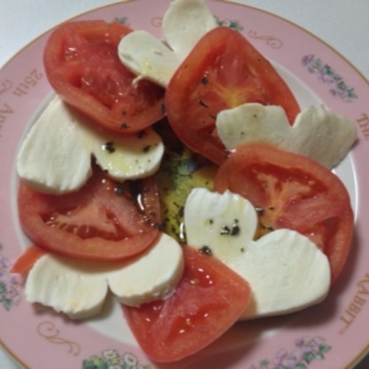トマトやチーズを薄く切るのがとても難しかったですΣ（・□・；）
不器用な私はこれで精一杯でしたが、簡単にオシャレなカプレーゼができて良かったです♡